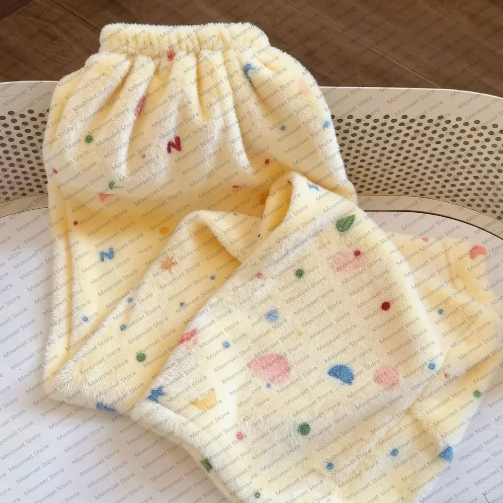 

Домашние длинные брюки на осень и зиму. Милый стиль, утолщенные и теплые фланелевые повседневные домашние брюки с героями мультфильмов. Универсальные для повседневной одежды.