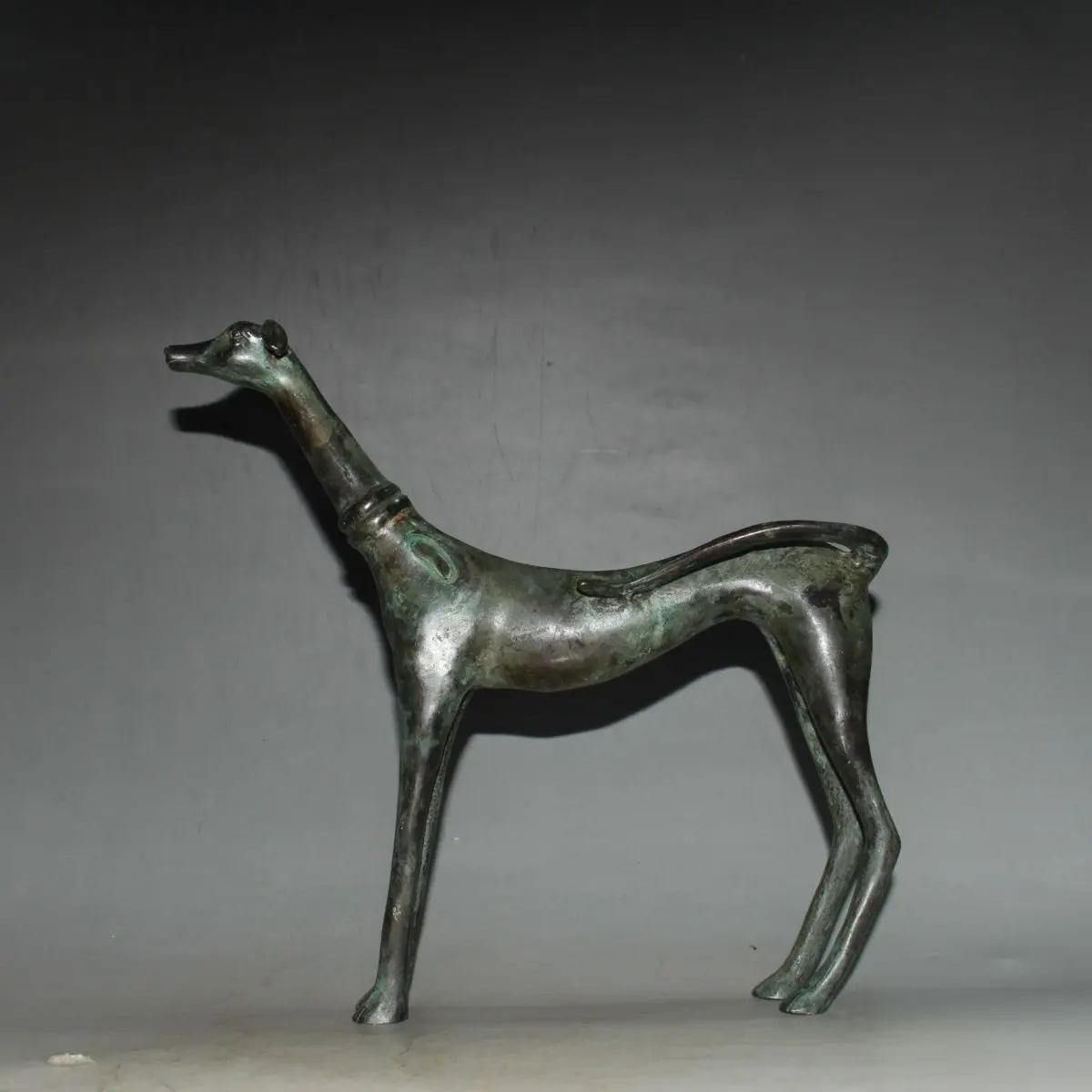 Early collection, brass imitation bronze dog ornament, 23 cm long, 4 cm wide, 22 cm high, weighing 753 grams
