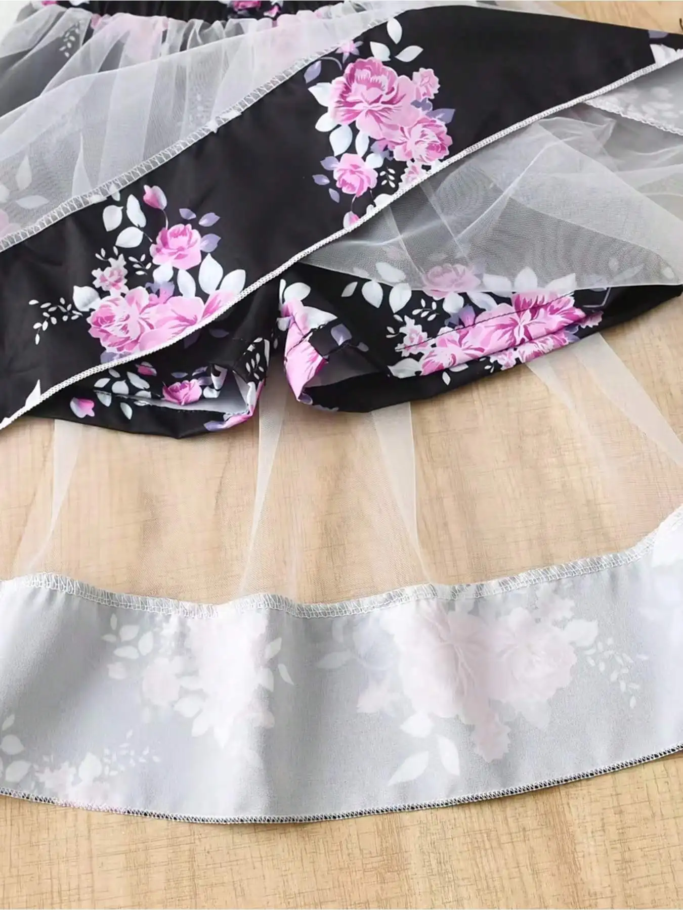Kinder-Set mit Blumenmuster: Ärmelloses Oberteil mit Rundhalsausschnitt und elastischem Bund, Netzrock, Kinderoutfit – Detail 10
