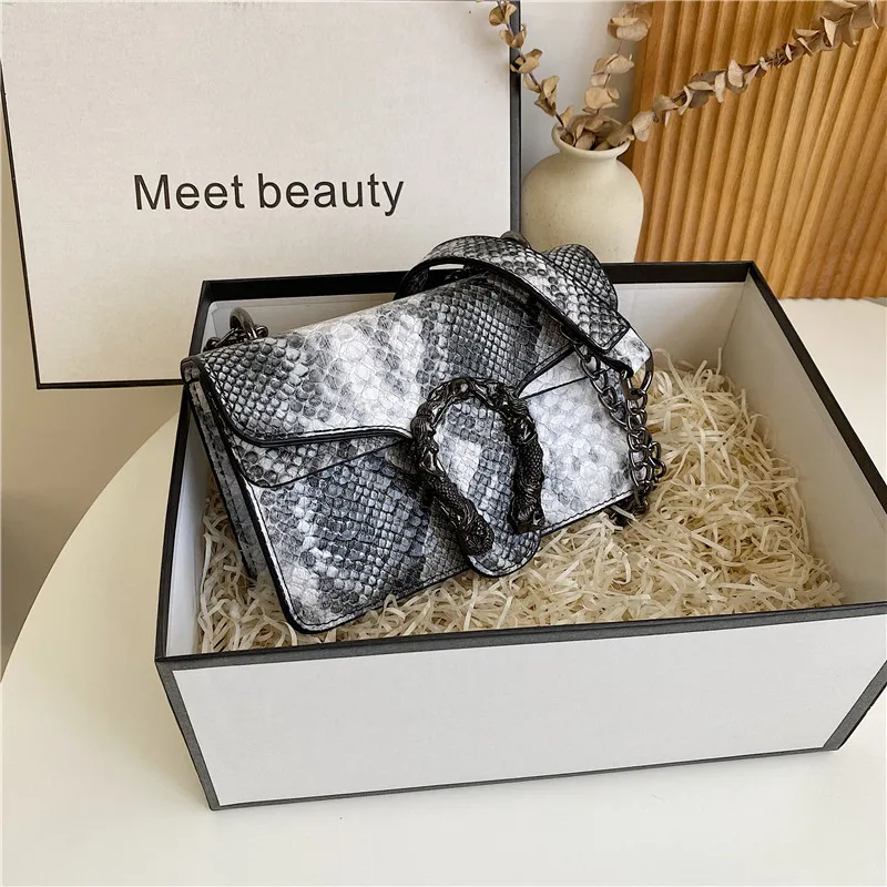 حقيبة كروس صغيرة مطرزة عتيقة جديدة لعام 2025 للنساء مكتب حرفي فاخر للنزهة الانتقالية الخالدة