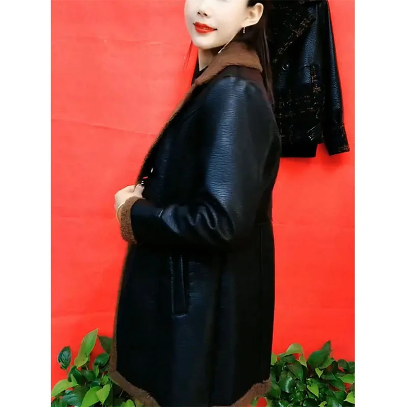 Damska kurtka skórzana z PU z grubym aksamitnym ociepleniem i futrem, zimowa kurtka skórzana 2025, damska ciepła dopasowana kurtka z futrem, płaszcz zintegrowany z futrem.