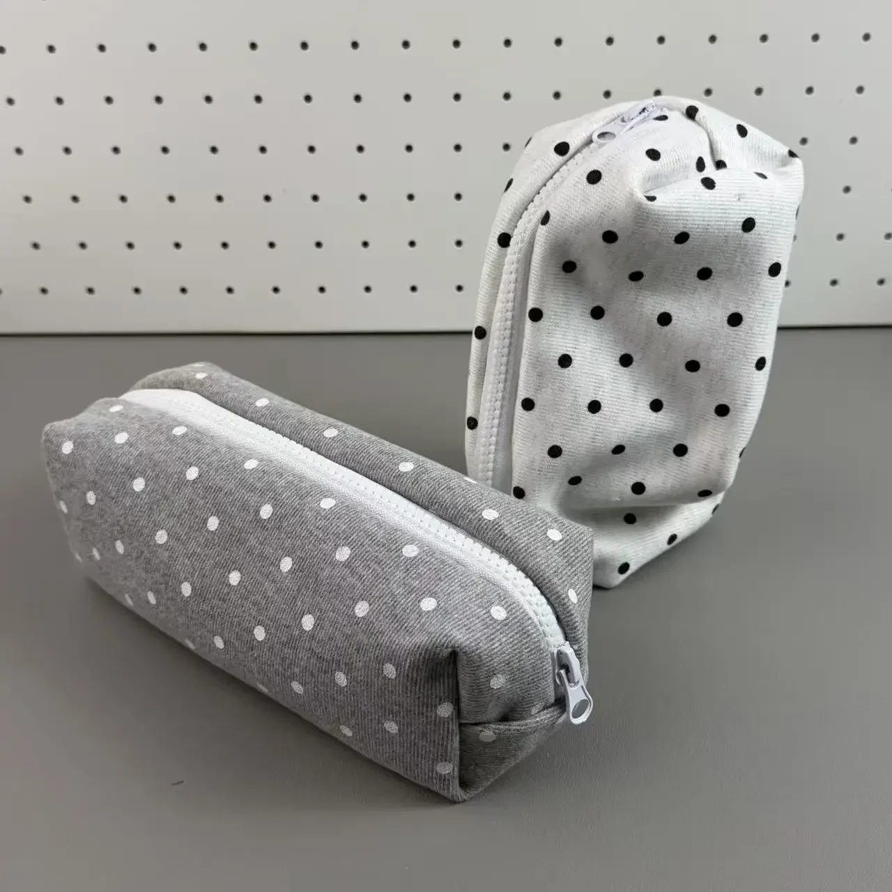 Koreanischer Stil Polka Dot Federmäppchen, multifunktionale Kosmetiktasche, große Kapazität, tragbarer Make-up-Organizer für den täglichen Gebrauch von Frauen – Detail 10