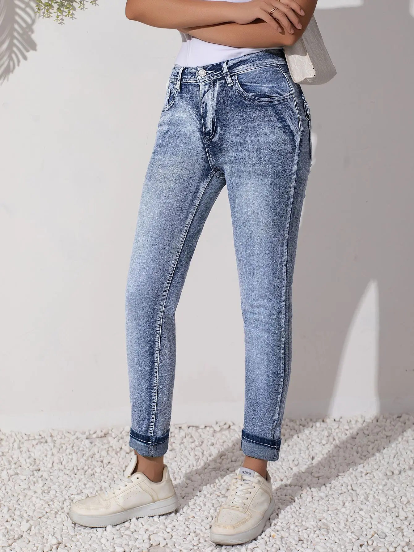 

2025 Spring and Autumn New Women's Jeans Simple Elastic Fashion Embroidered Design Slimming Conical Pants Light Blue Pants