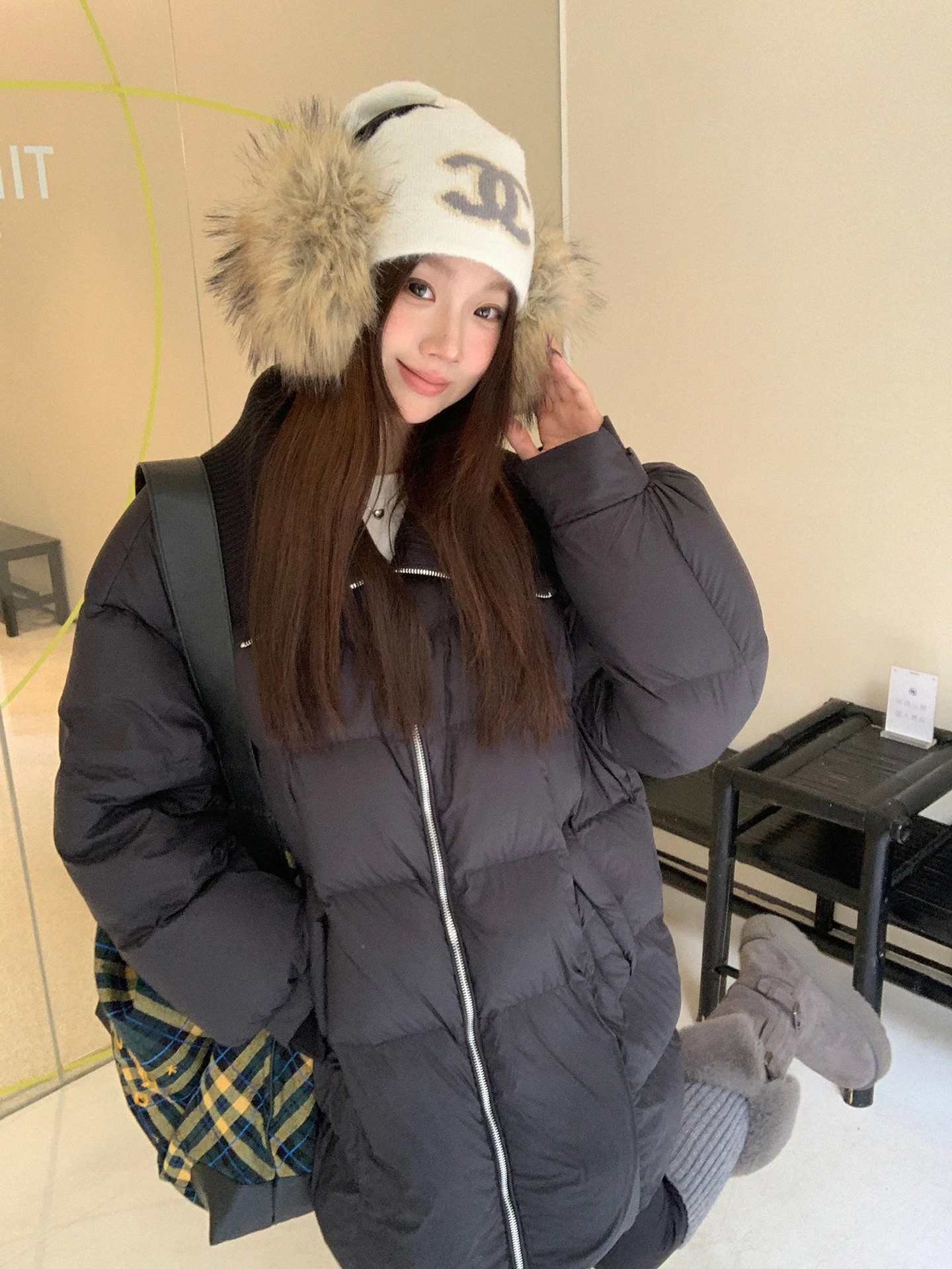 سترة قصيرة حمراء أنيقة للنساء، موديل شتاء 2025 الجديد، جميلة، محشوة بريش البط الأبيض 90%، مع ياقة فرو سوداء #1