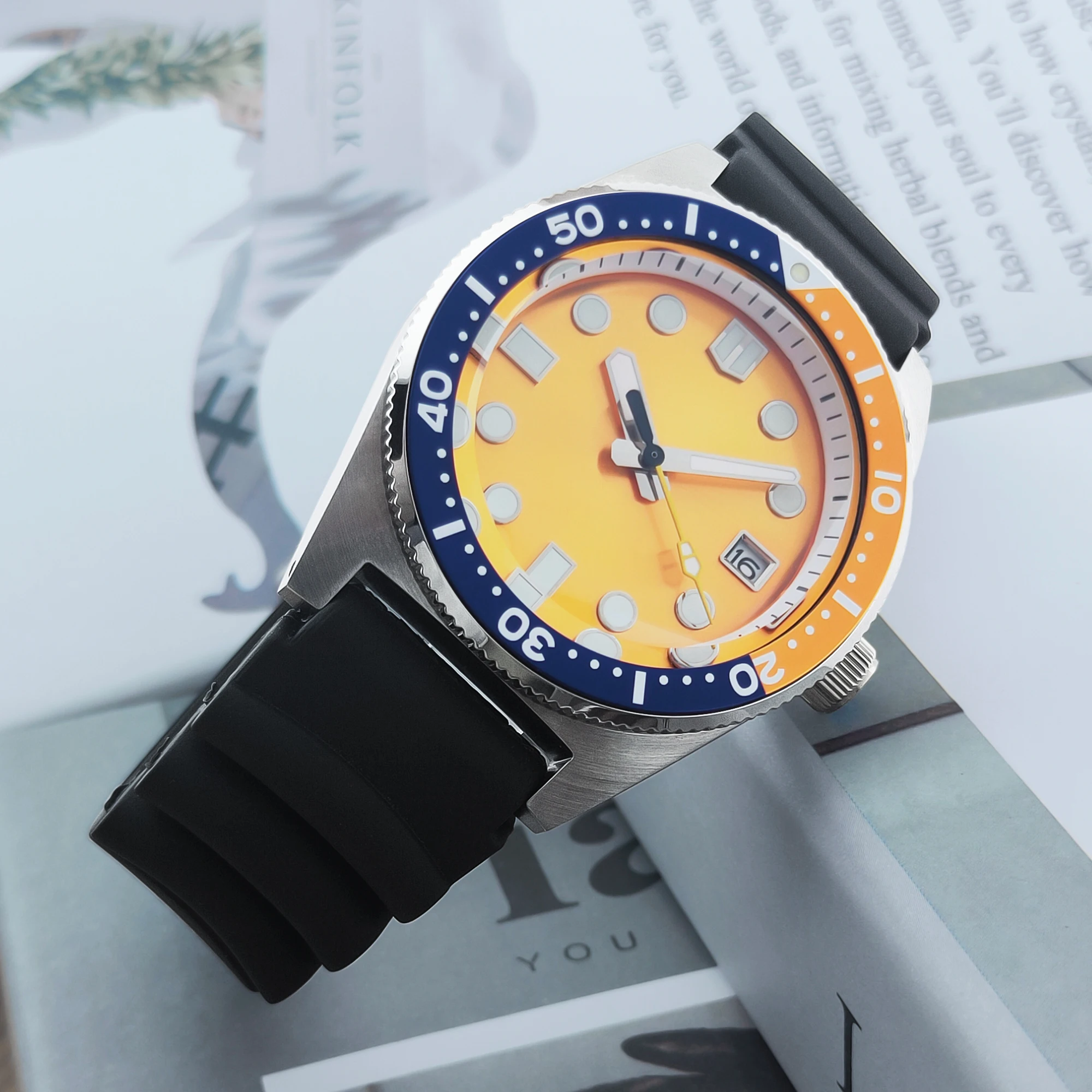 40 มม.ที่กําหนดเอง NH35 การเคลื่อนไหวอัตโนมัตินาฬิกาผู้ชาย Sapphire Slass นาฬิกากันน้ํากีฬา Leisure Luminous นาฬิกาดําน้ํา