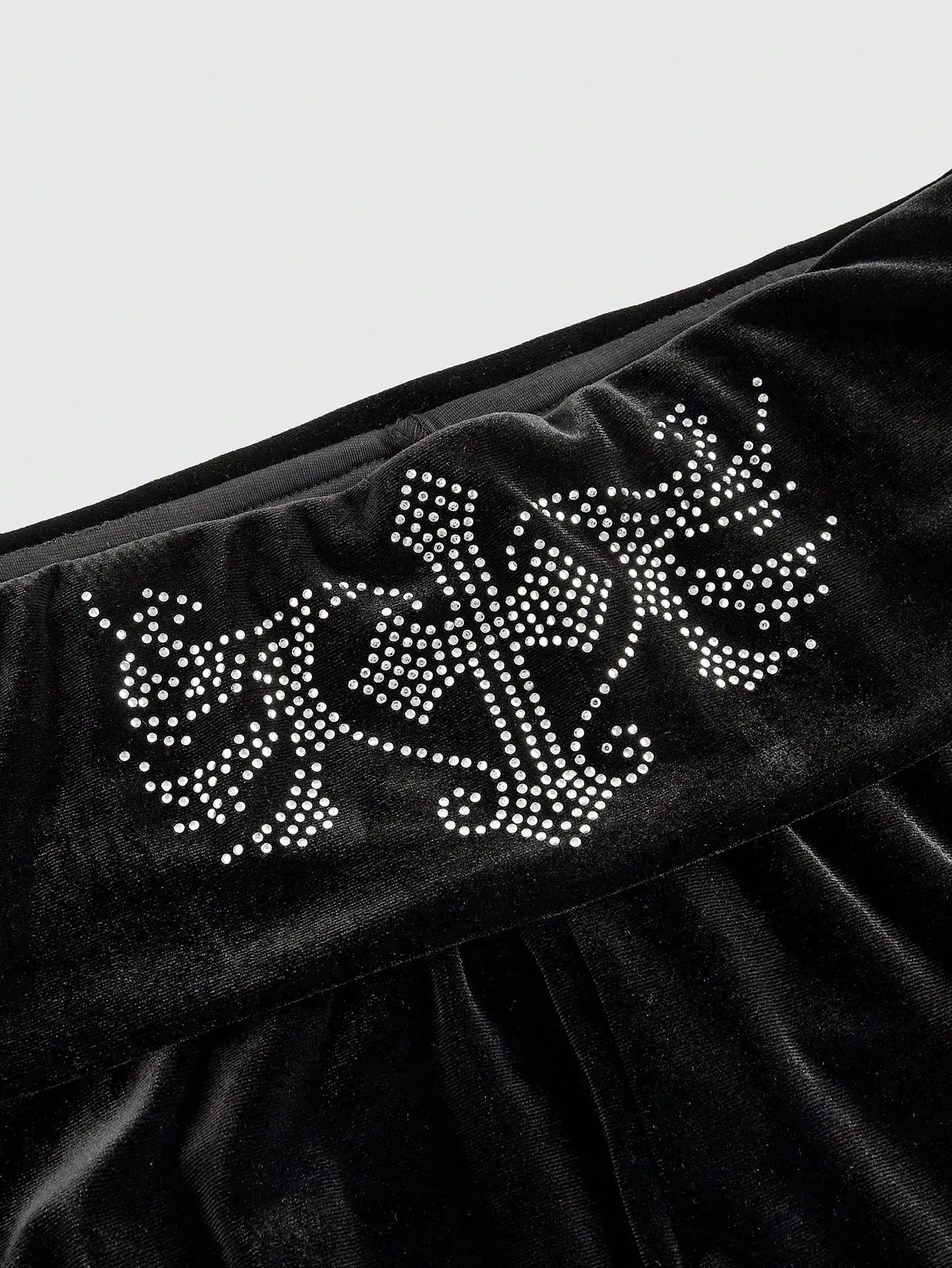 블랙 벨벳 크롭 후드티와 인조 퍼 트리밍이 있는 로우라이즈 플레어 팬츠 세트 (여성용)