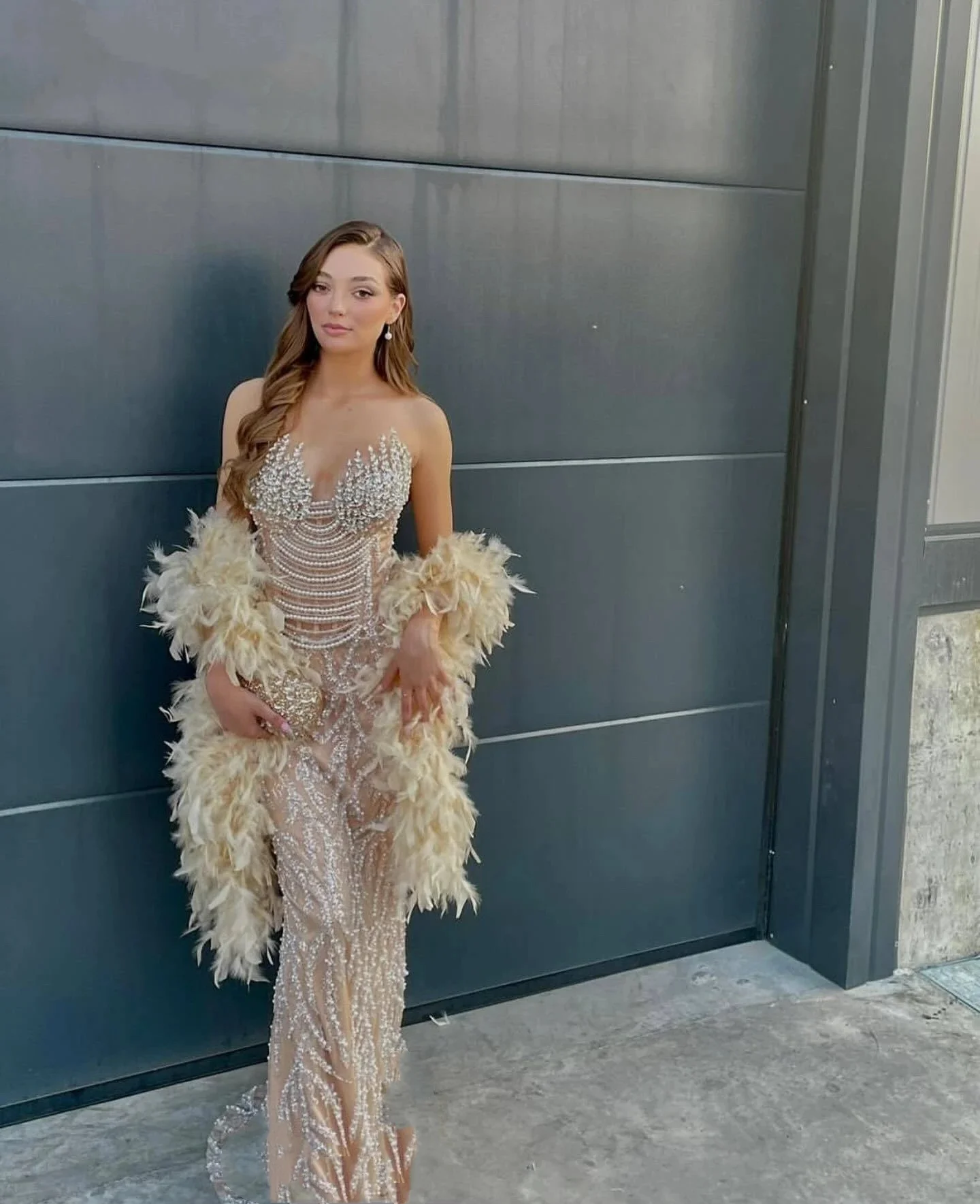 Sexy Crystal Sequined Evening Dresses Customized Fashion Sleeveless Pearls Prom Dress Feathers Floor Length Party Gown