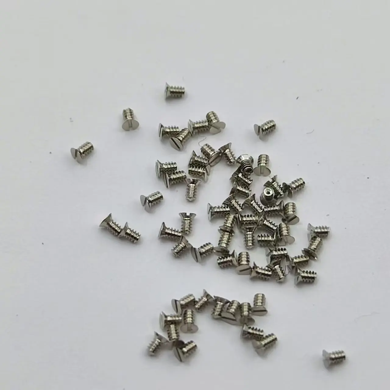 Śruba z mechanizmem zegarka, prosta zakrętka, średnica 0,9 MM * średnica śruby M0,6 mm * długość całkowita 1 mm