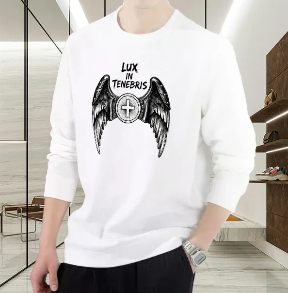 

Футболка для мужчин, осенние трикотажные изделия, базовая футболка высокого качества с длинным рукавом и графическим принтом Lux In Tenebris, удобная футболка с принтом в стиле хип-хоп для спортзала