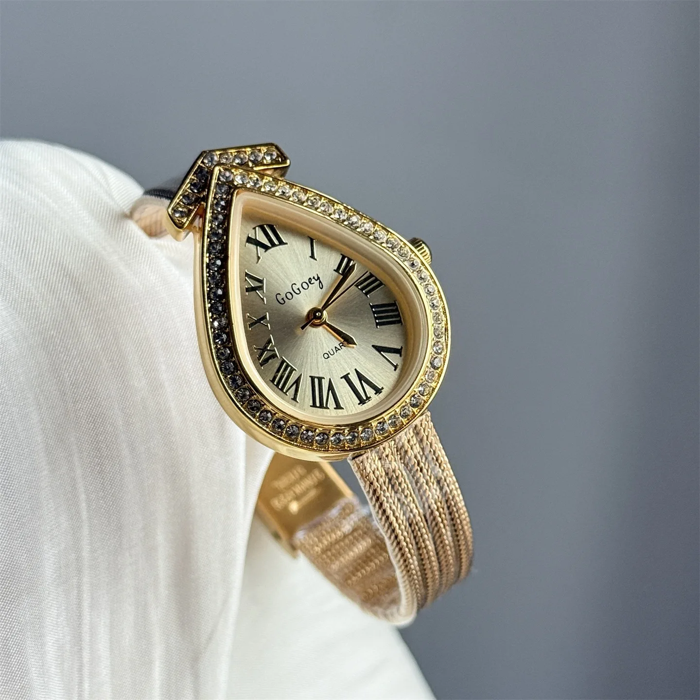 

New Water Droplet Shaped Diamond Inlaid Oval Women's Watch with Medieval Roman Scale Gold Mesh Strap Cross-border Gift