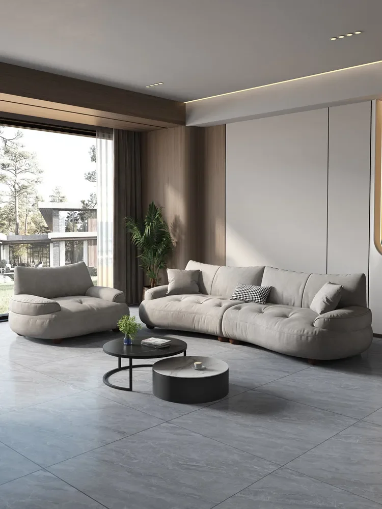 Sofa tiga orang baris lurus Italia, apartemen kecil ruang tamu melengkung tiang Nordik teknologi desainer sofa kain