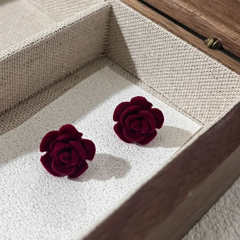 New Retro Flocked Rose Earrings, Artistic French Burgundy with A Luxurious Feel for Women\'s Jewelry