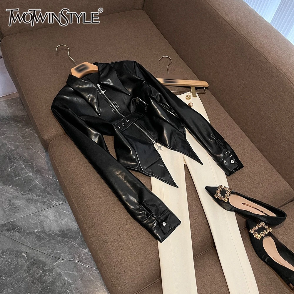 

TWOTWINSTYLE однотонные сексуальные утягивающие кожаные куртки для женщин с лацканами и длинными рукавами на молнии, осенняя шикарная женская куртка KJA546633