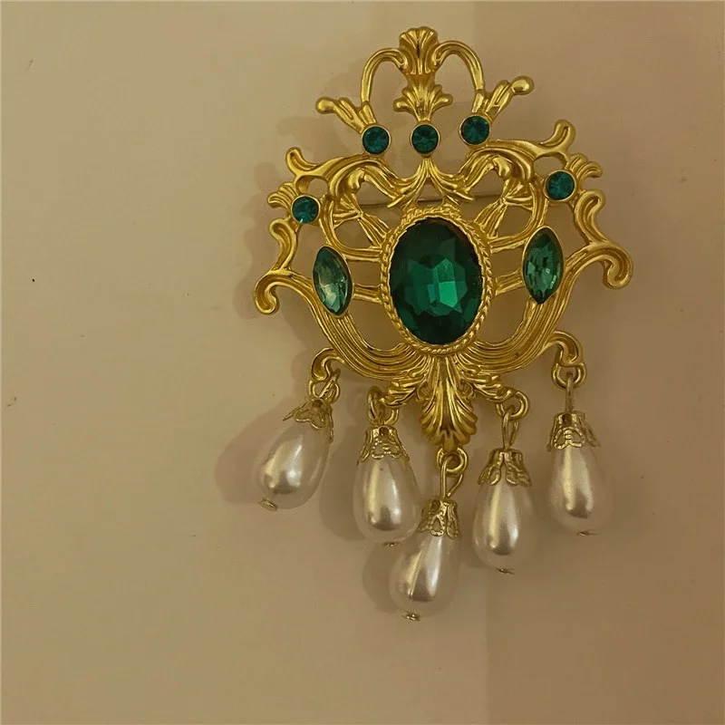 Grandmother Green Gem Pearl Baroque Brooch Palace Temperament Corsage Alloy Accessories Enamel Pin