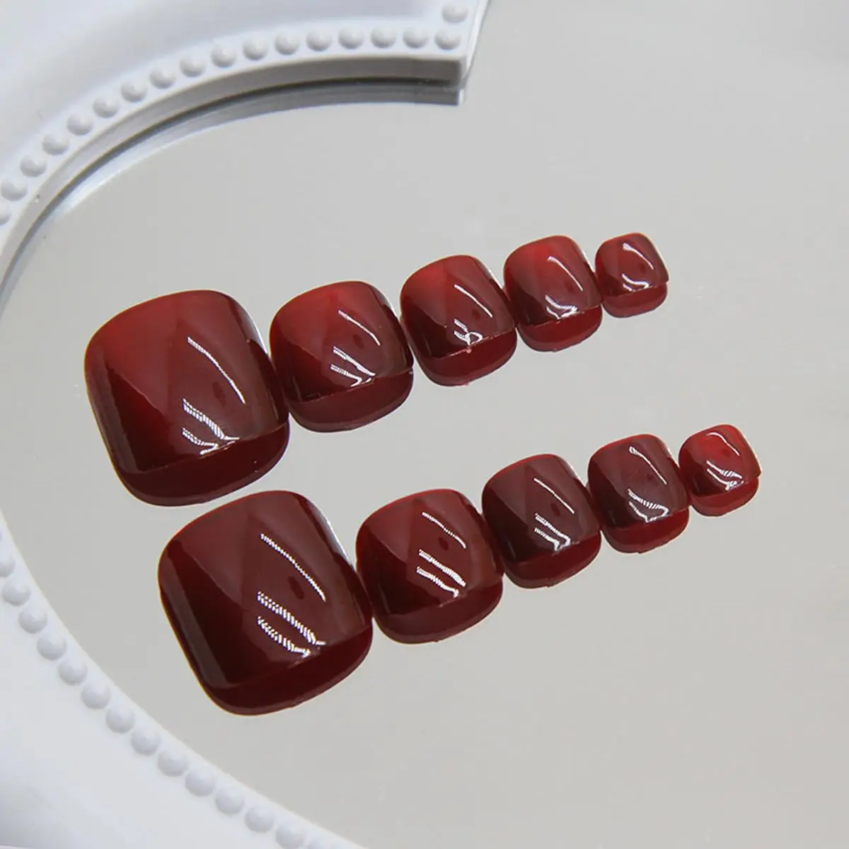 24개 레드 캣츠아이 풀커버 인조 발톱 세트로 당신의 룩을 업그레이드하세요. 네일 파일 1개 & 네일 글루 스티커 키트 포함