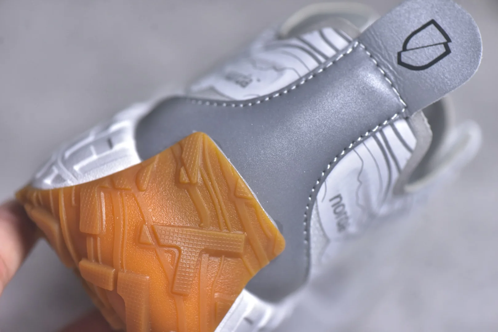 

Теннисные тренировочные женские кроссовки Обувь для настольного тенниса Мужская профессиональная волейбольная обувь Обувь для бадминтона Легкие спортивные кроссовки в помещении