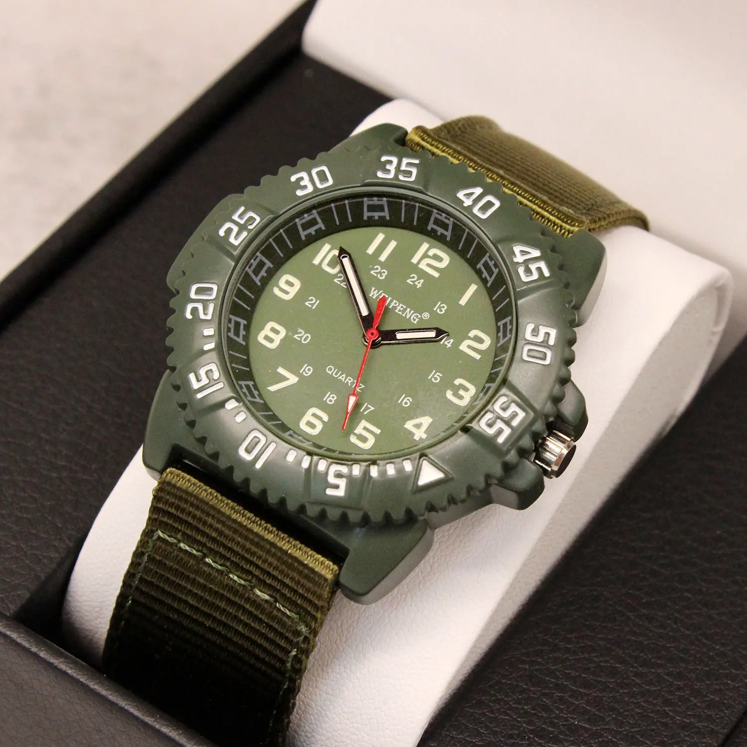 Fashionable simple watches for man canvas woven strap luminous green circular dial quartz watch relojes para hombres