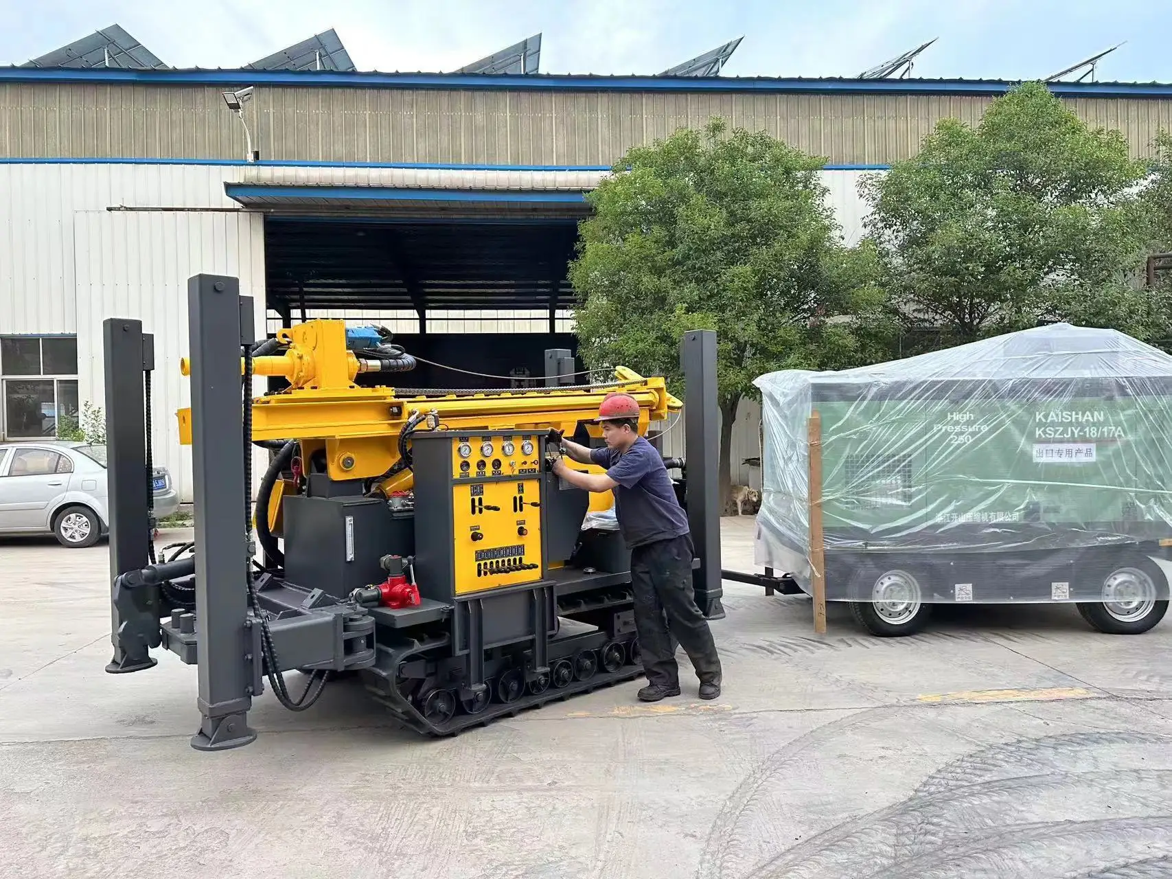 Impianto di perforazione del pozzo d'acqua cingolato di prezzo di fabbrica di profondità di 200 metri Cina in vendita Macchina di pompaggio dell'acqua del pozzo di pozzo giallo 1 set mobile