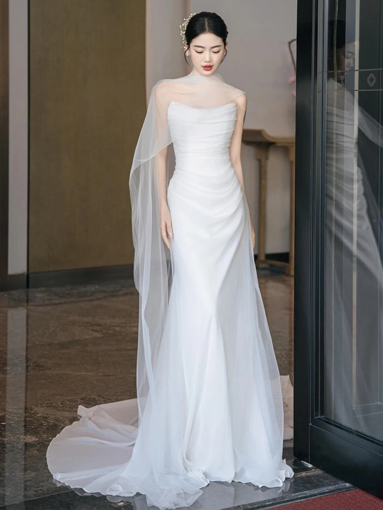 

Элегантное атласное свадебное платье с длинным шлейфом для выхода невесты: простое, но очень нежное, в стиле сказочного леса.