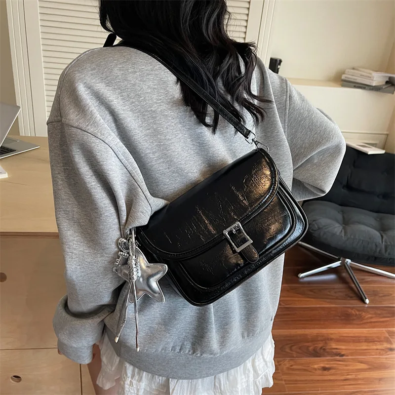 

Новая летняя сумка в стиле ретро 2025 года — модная сумка через плечо большой вместимости, нишевая сумка-тоут для поездок на работу