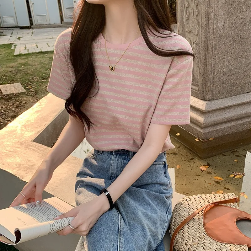 

Женская футболка в розово-бежевую полоску - повседневный топ с коротким рукавом и круглым вырезом