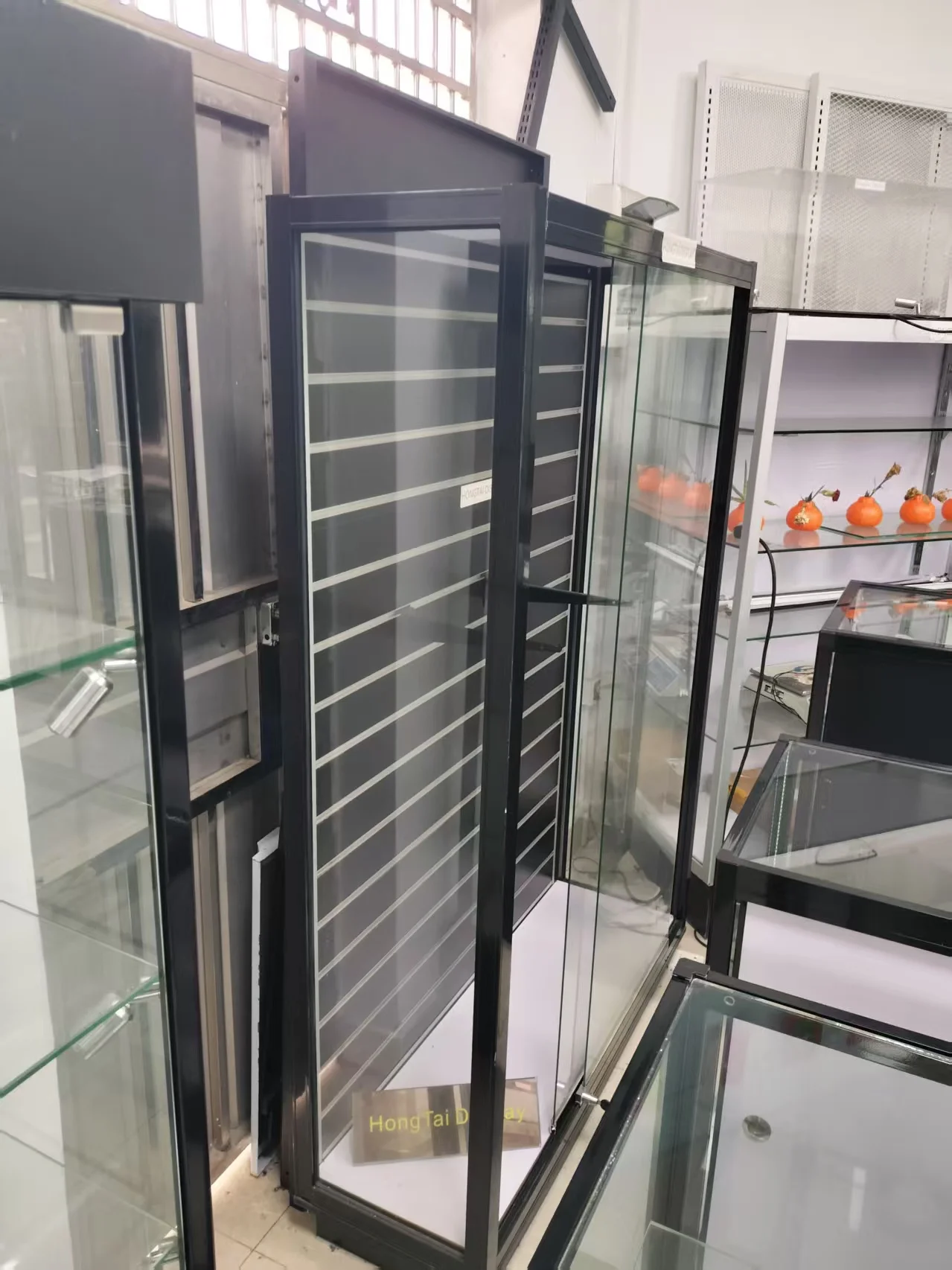 Armário alto de vidro temperado de alta qualidade, ripas de madeira, suporte de parede, vitrine de exibição de loja de fumaça, visão total