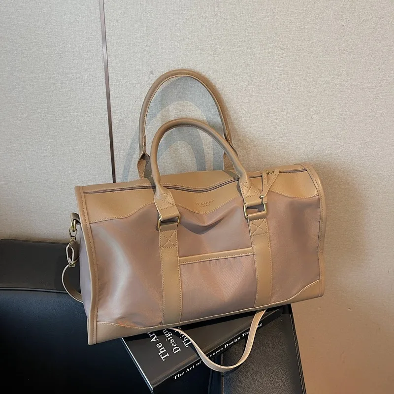 

Versatile Single-Shoulder Crossbody Bag Stylish Minimalist Commuter and Travel Bag