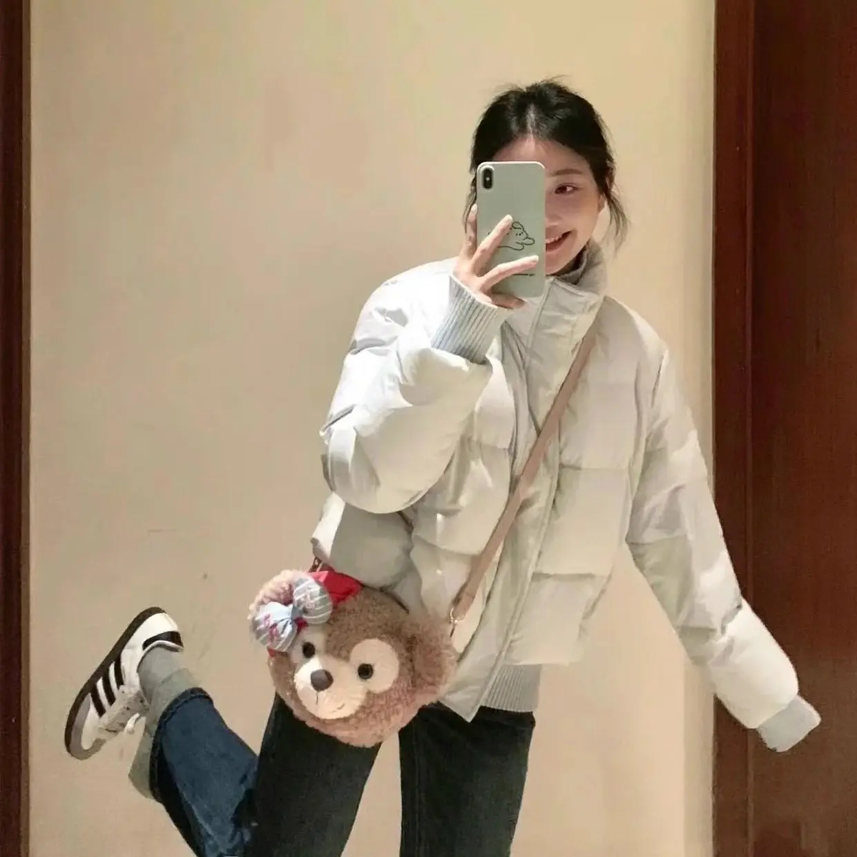 

Женская пуховая парка с желтыми деталями: жесткая конструкция, прочная структура, надежное исполнение, упругая ткань, несгибаемый материал.