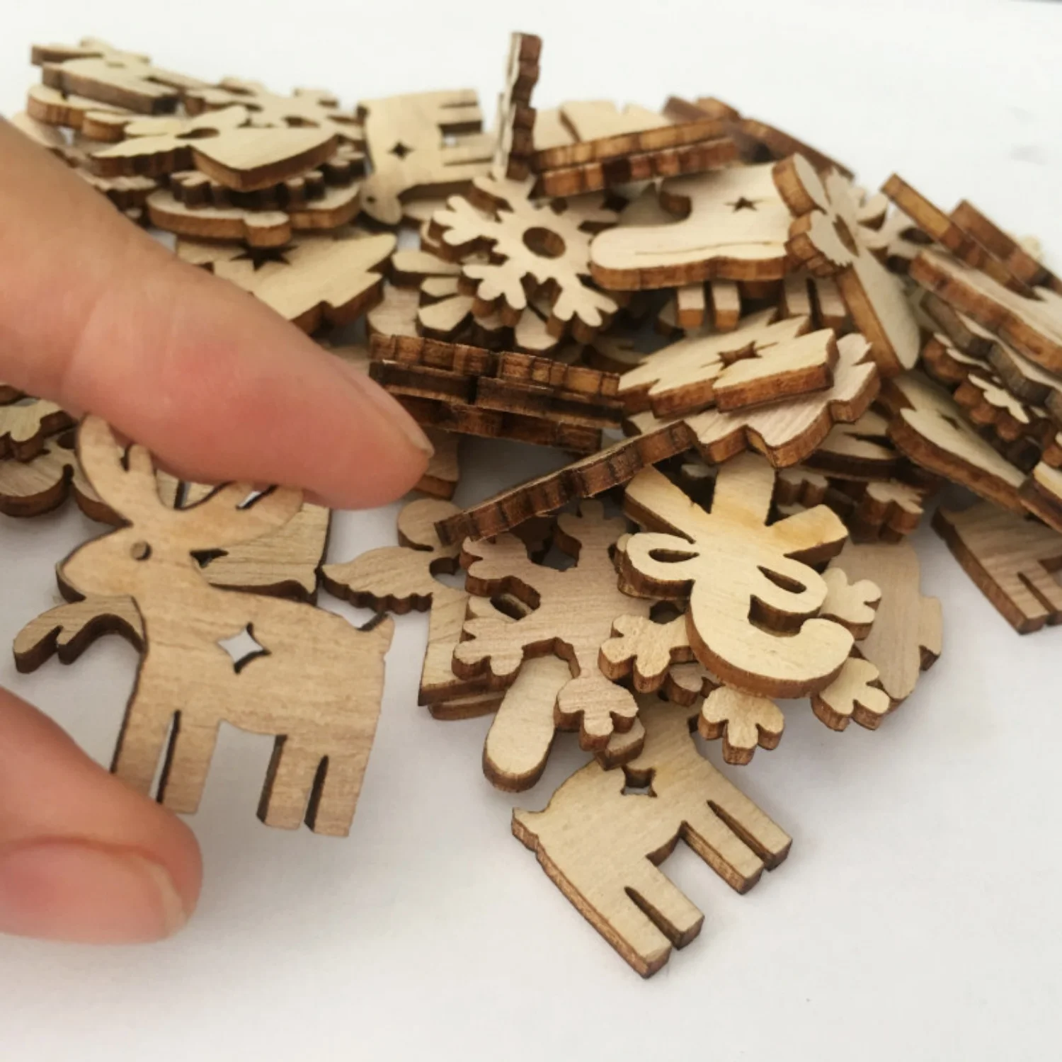 

50/100pcs Christmas Tree Pendant Cartoon Wooden Santa Claus Elk Tree Flower Snowman Hanging New Year Party Decoration Props 2026