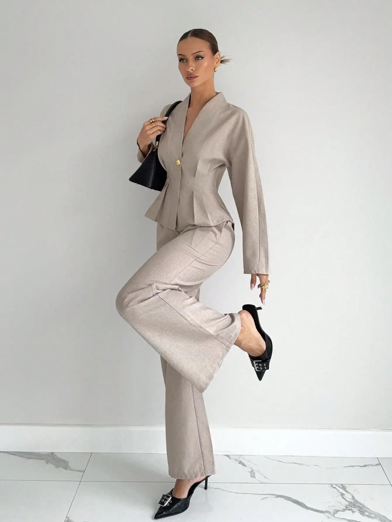 

Бежевый комплект: блейзер с V-образным вырезом и плиссированной талией, а также брюки прямого кроя