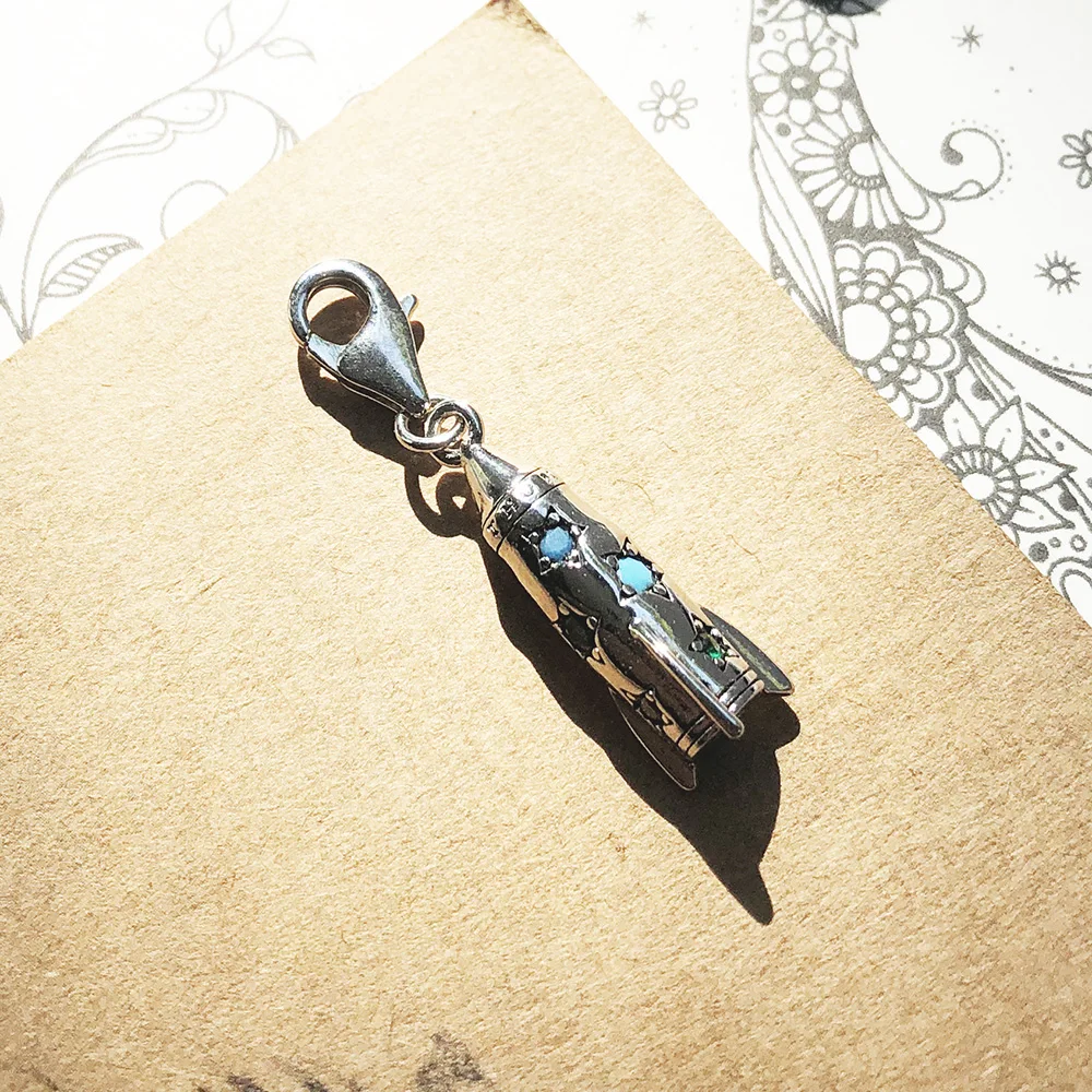 Anhänger, bunter Charme in Form einer Rakete, 925er Sterlingsilber, brandneu, farbenfroher, hochwertiger Schmuck für Damen und Herren, Bohème-Geschenk. – Detail 6
