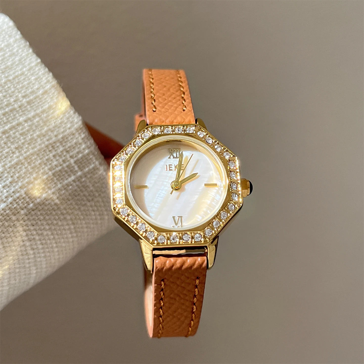 New Red Women'S WatchRetroThin StrapHighValue And Exquisite Versatile Quartz Watch Suitable For Women A Perfect Gift For Ladies.