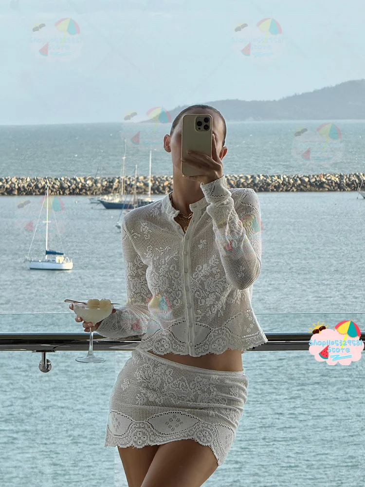 Conjunto de Dos Piezas de Crochet Blanco con Flores, Top de Manga Larga con Botones al Frente, Minifalda de Cintura Alta con Volantes, Ropa Casual para la Playa o Vacaciones