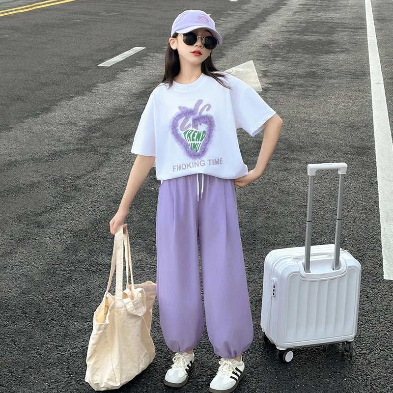 طقم بنطال رياضي بناتي صيفي من الدانتيل باللون الأرجواني والفراولة 2025 طقم سراويل طويلة للأطفال جديد