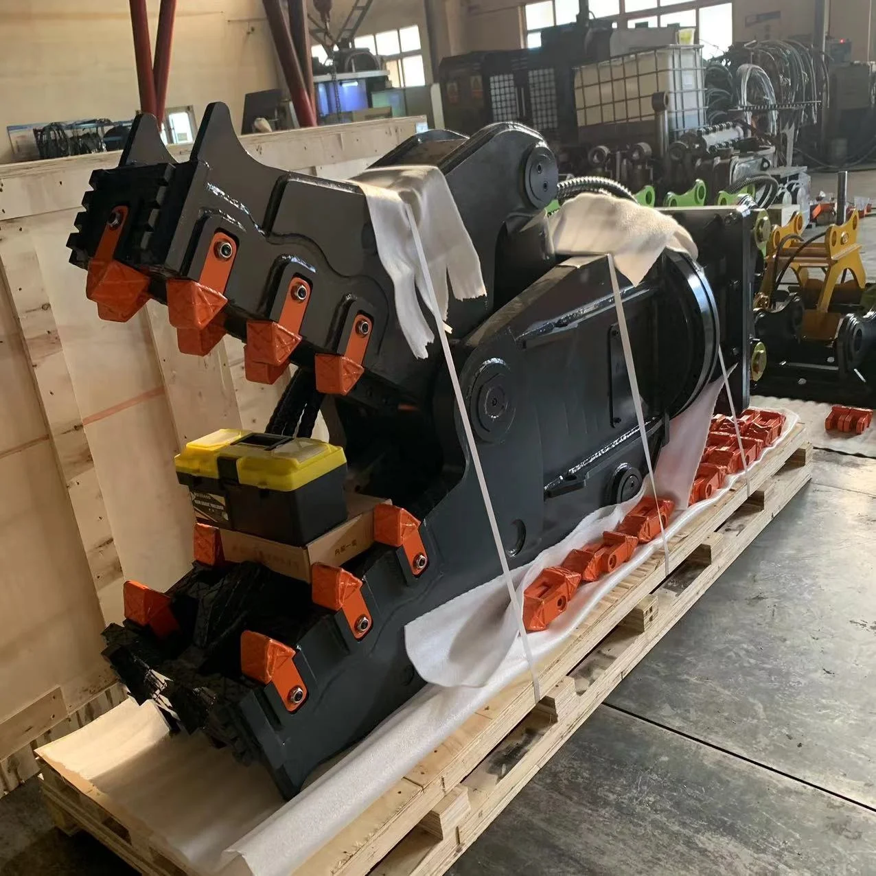 DHG-08 Hydraulic Concrete Shear Crusher For 19-24 Ton Excavator 360 Rotating System 110 Ton Cylinder Force High Efficiency