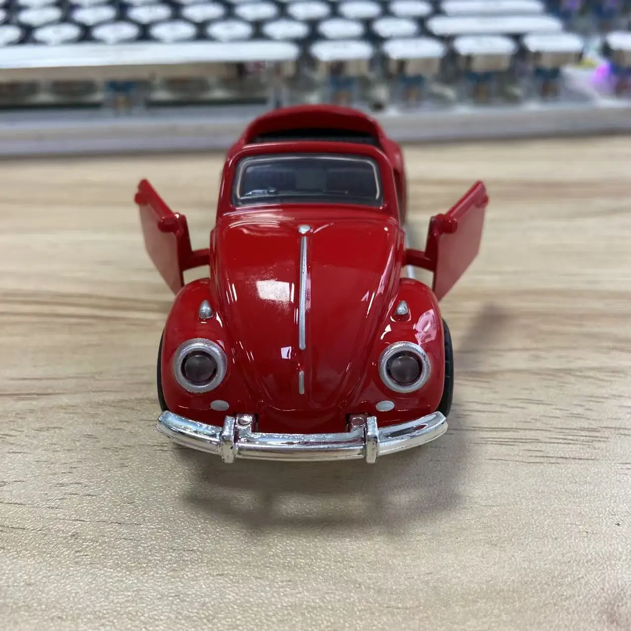 1 Stück, im Beutel verpacktes, klassisches, im Vintage-Stil gehaltenes, aus Zinklegierung gefertigtes Automodell, Retro-Roadster, mit Rückziehfunktion, aufklappbare Seitentüren. – Detail 28