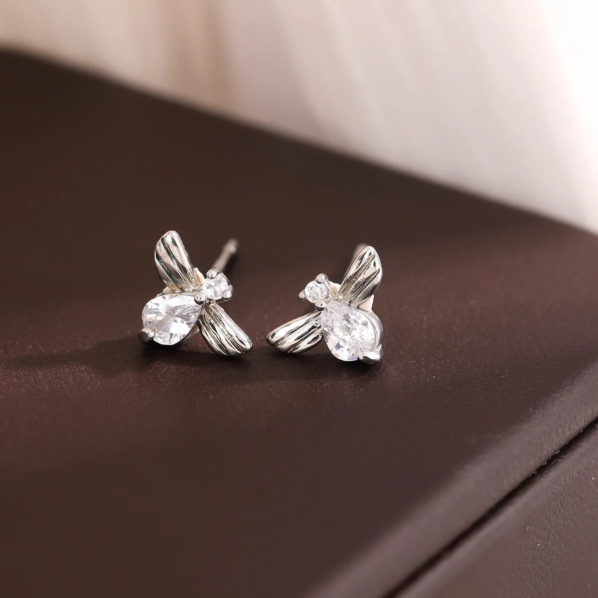 

Fashion Temperament Bee Sweet Diamond 925 Sterling Silver Jewelry Personalized Animal Stud Earrings E225