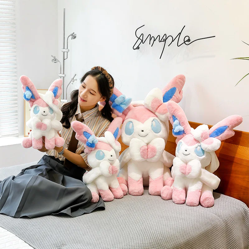 Sylveon Plüschtier in sitzender Pose, kuschelig weich, flauschig, Anime-Puppe im japanischen Stil, Dekokissen für Sofa, Bett, Heimdekoration, Geschenke – Detail 19