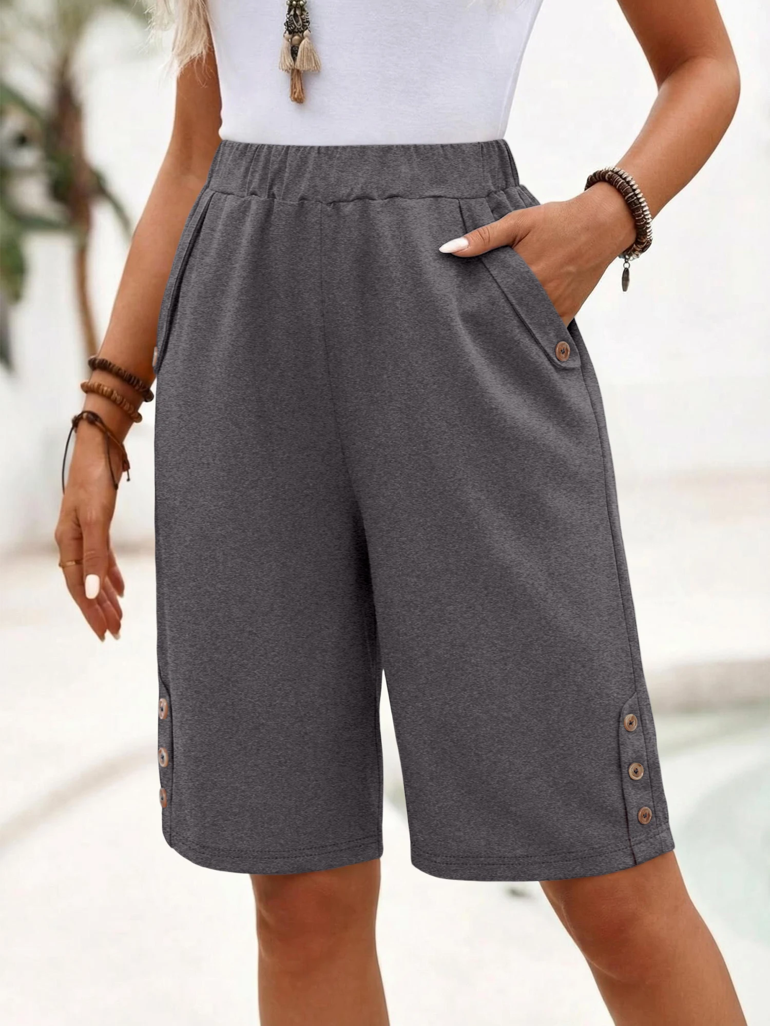 Damen Sommer-Shorts mit hoher Taille, elastischem Bund, lockerem, weitem Bein, knielang, lässige Hose mit Taschen und seitlichen Knöpfen – Detail 8