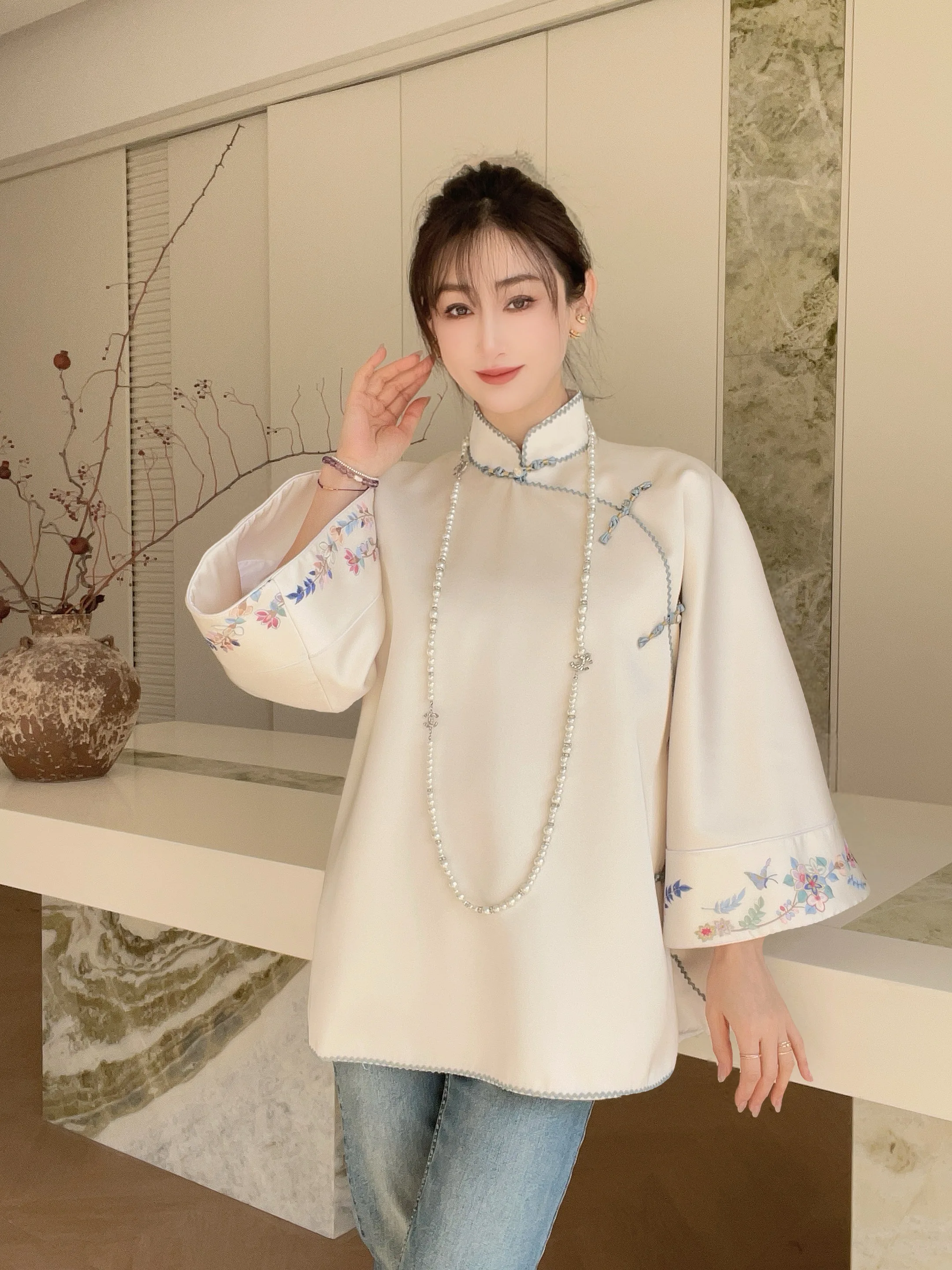 

New 2026 Early Spring Chinese Sle Pearl White Embroidery Faionable Gentle Lady's Clothing with Side Buttons Ayomis Brand