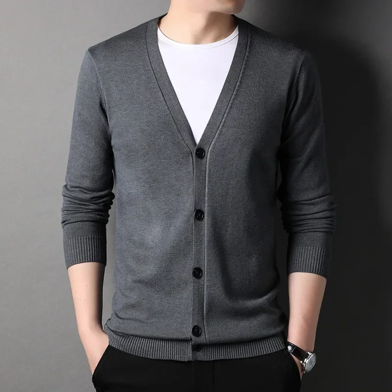 Abbigliamento da uomo cardigan lavorato a maglia primaverile e autunnale, cappotto maglione monopetto alla moda in stile coreano, vestibilità slim con scollo a V