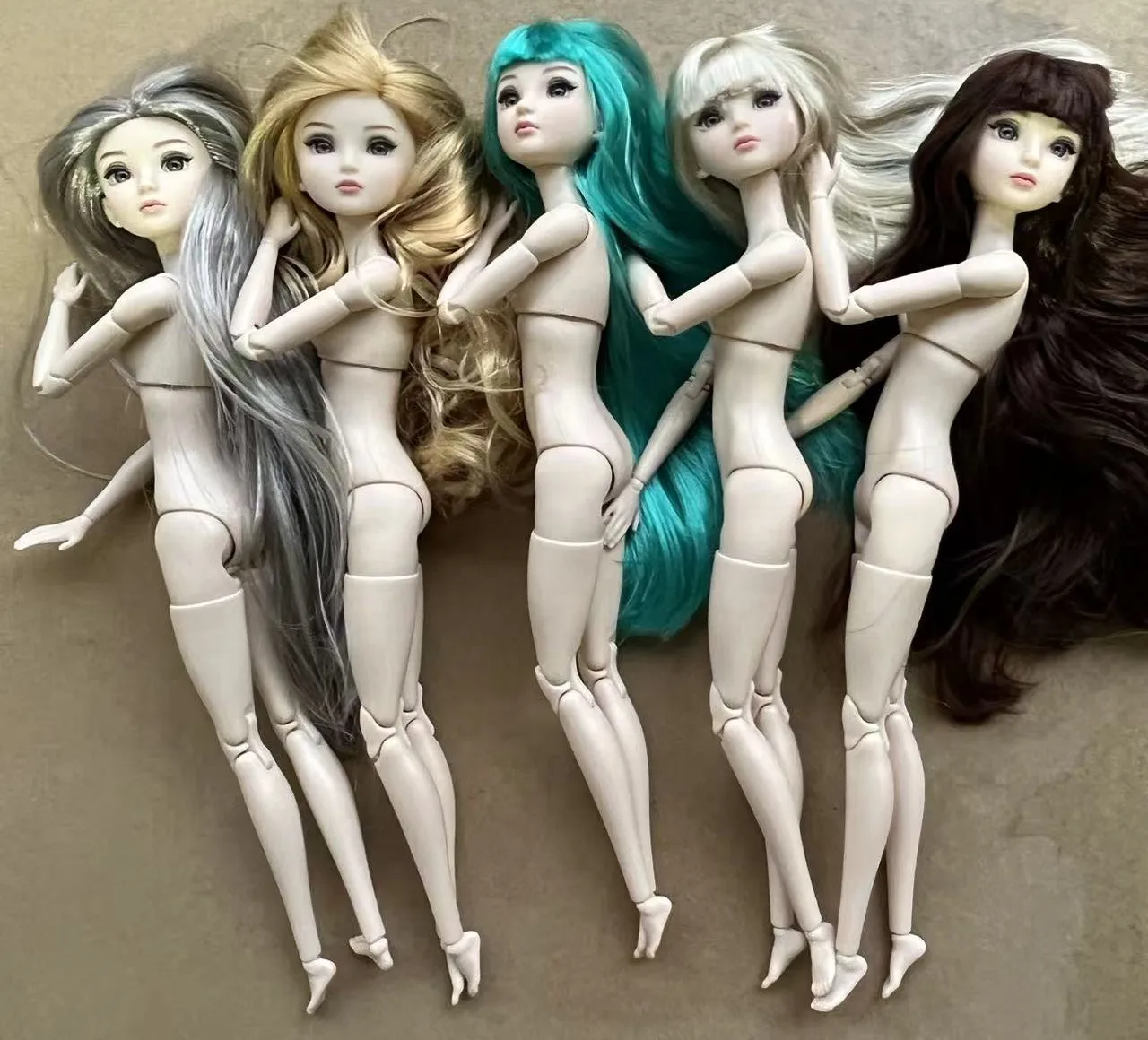 

1/6 Classic Makeup Girl Doll Head Superwhite Female Collectible Doll Head Figure with Long Hair And 3D Eyes for Doll