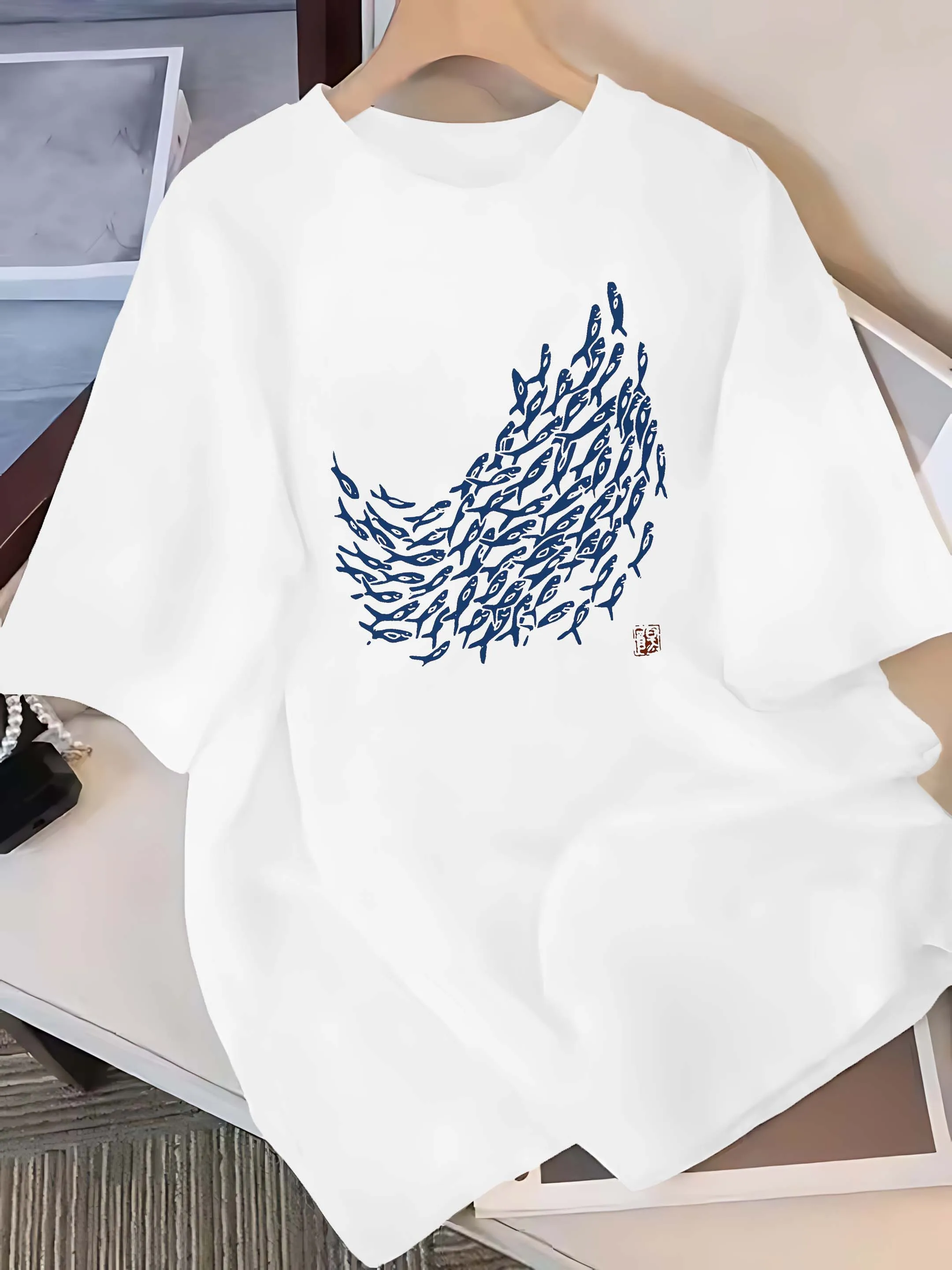 

Стильный модный удобный топ с круглым вырезом и принтом рыбы больших размеров