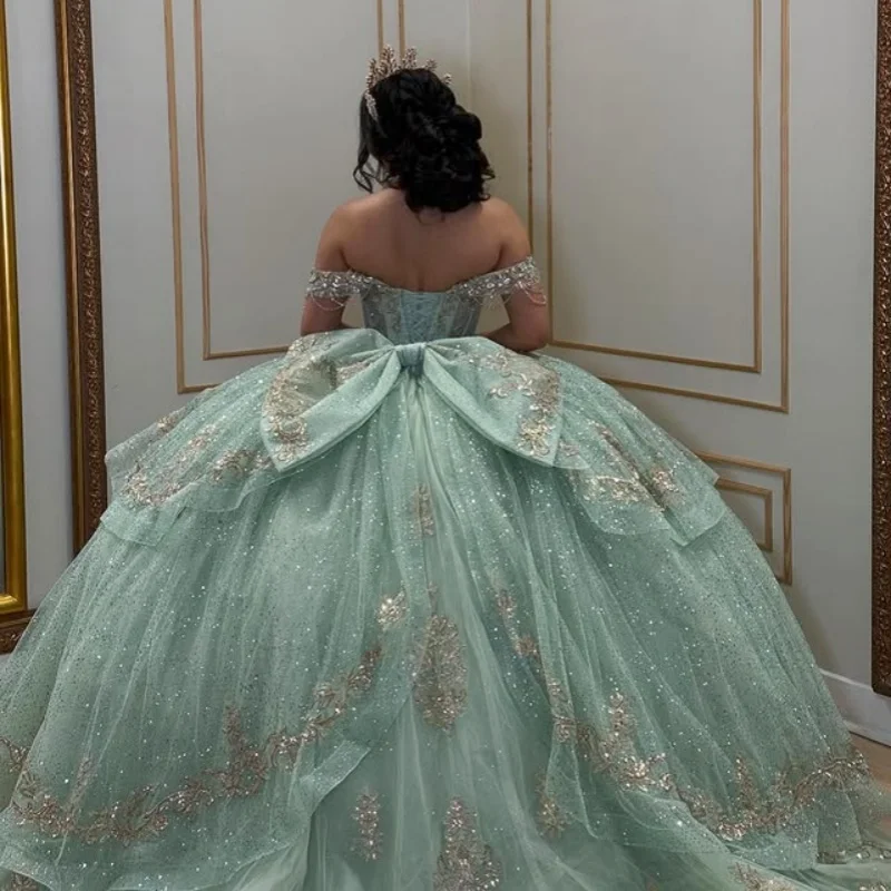 Robe Quinceanera vert clair, épaules dénudées, dentelle superposée, décalcomanies à paillettes, longue queue, nœud, robes de 15 Quinceanera ﻿ Personnaliser