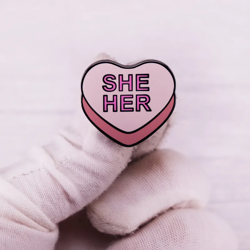 وقالت انها الضمائر الوردي القلب دبوس ملابس أشكال مختلفة LGBTQ شارة بروش ظهره الديكور مجوهرات الأزياء #4