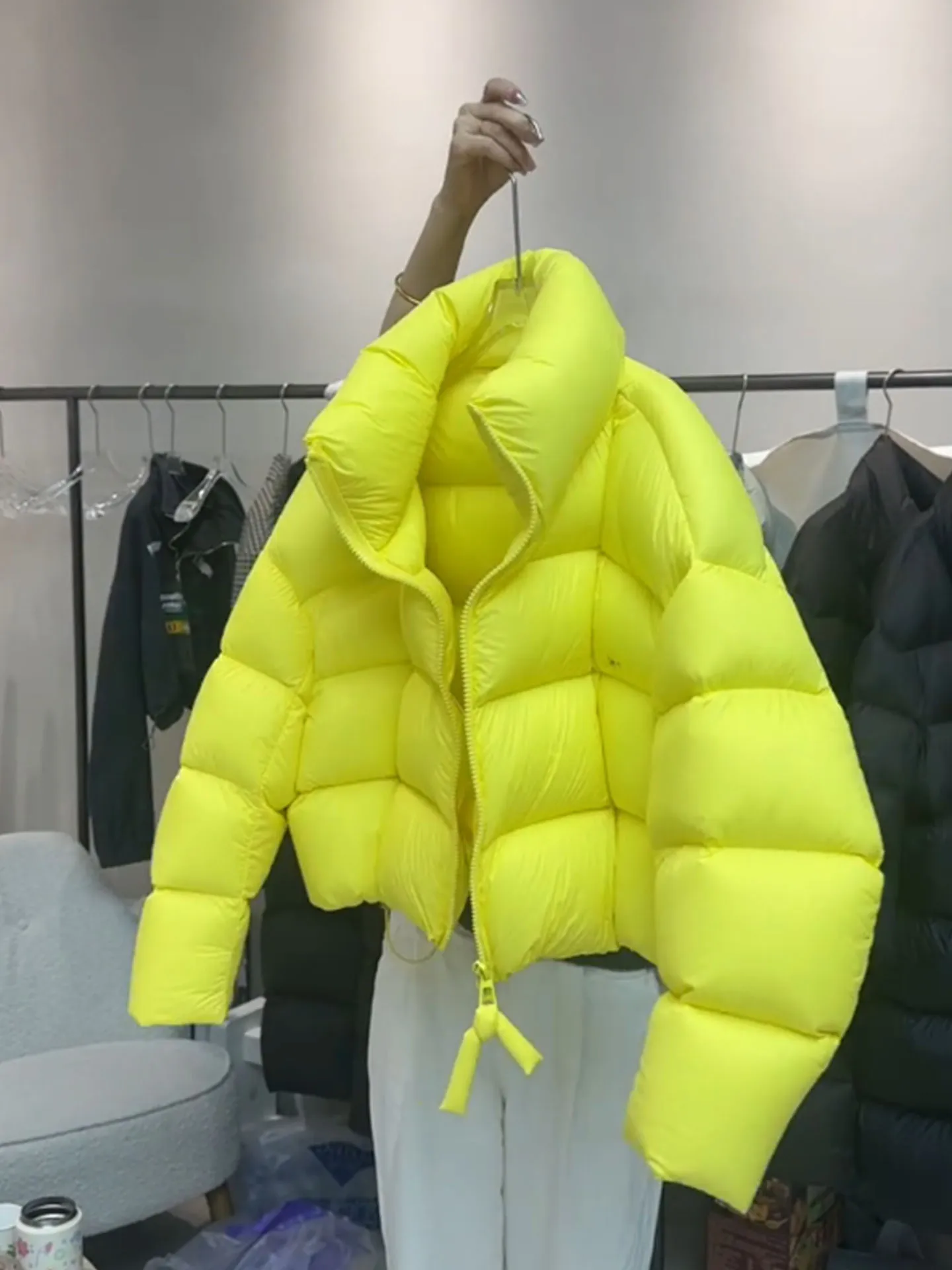 Kurtka puchowa damska zimowa, ciepła, ze stójką, żółta, typu chleb, z włókna poliestrowego, biały puch.