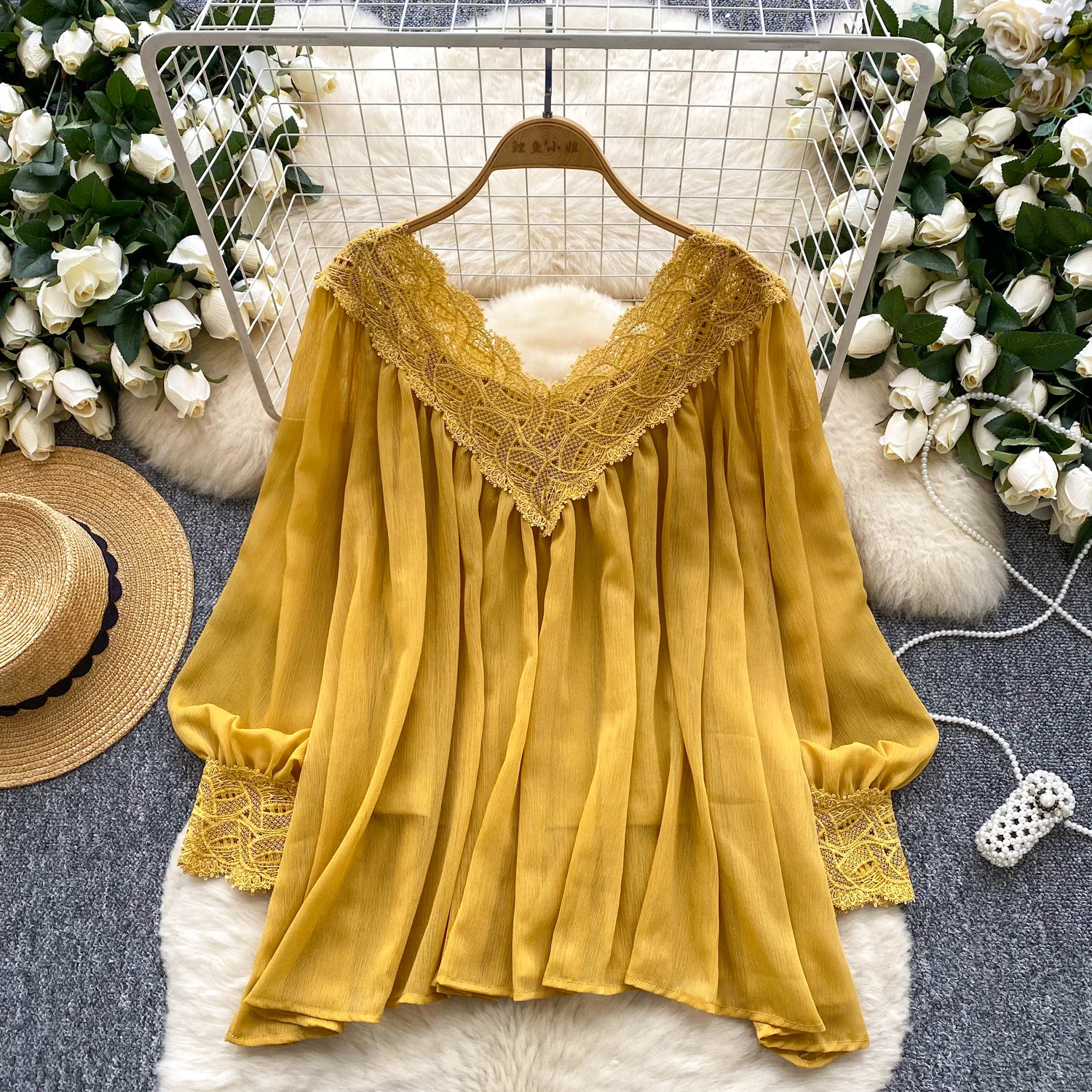 

French Gentle Style V-neck Lace Patchwork Long Sleeved Chiffon Shirt for Women Autumn Slimming Casual Pullover Top