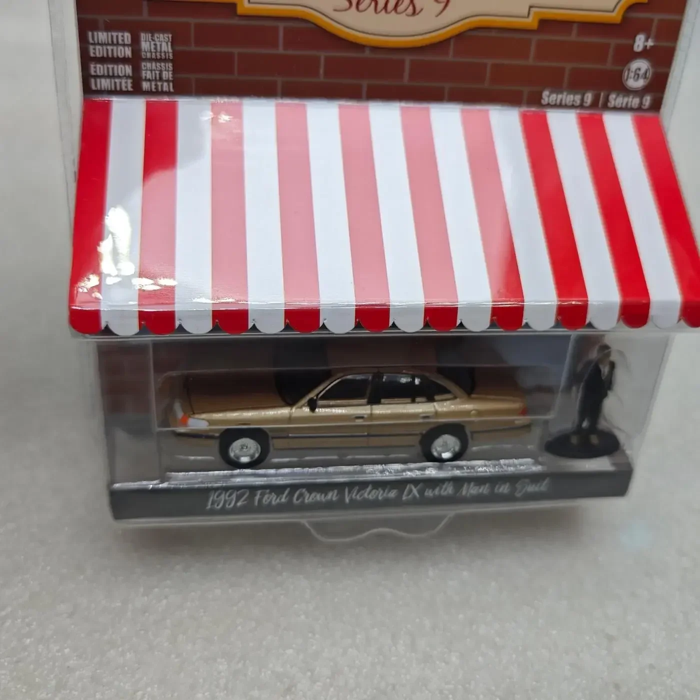 

1:64 1992 Ford Crown Victoria LX с Wan в костюме, модель игрушечного автомобиля для детей, литая под давлением коллекция автомобилей, детское украшение