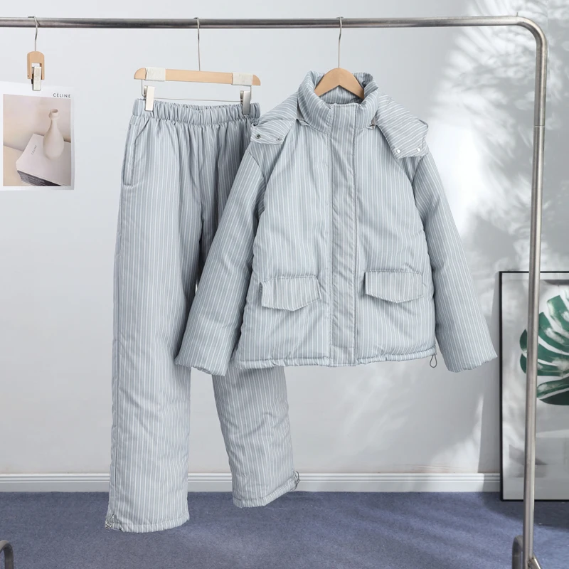 2026 Winter Gestreiftes Baumwoll-Mantel-Hosen-Set für Damen mit Kapuze, Stehkragen, Reißverschluss-Steppmantel und Hose mit Elastikbund – Damen-Outfit – Detail 7