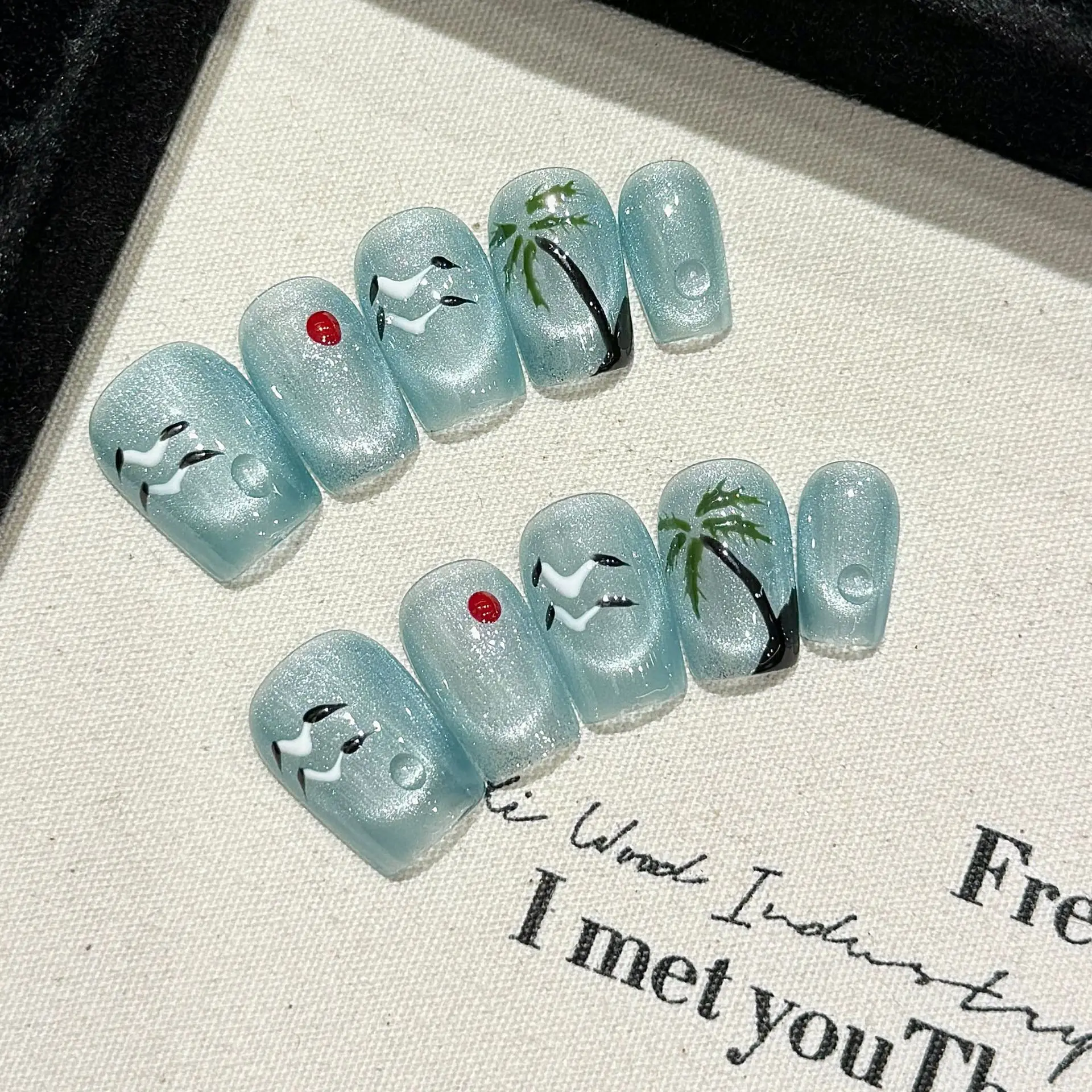 

Пресс на ногти ручной работы Синяя кокосовая пальма Белый узор Egret Приморские накладные ногти Блестящие накладные ногти «кошачий глаз» Носимый дизайн